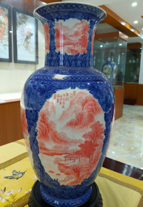 300件加大青花开窗宝石红山水观音瓶