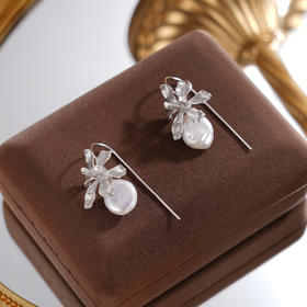 子佩集【花开凝香】银S925珍珠惜王妃耳环【SPE0890001】11*13mm珠巴洛克U型兰花草插针2601