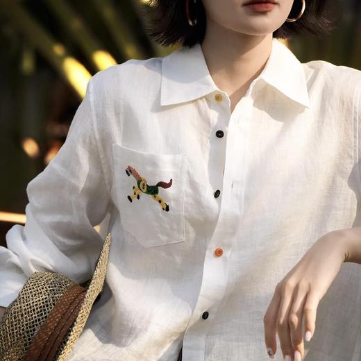 卷卷紫小马刺绣老钱风棉麻衬衣 棉麻混纺舒适亲肤透气 经典翻领修饰脖颈脸型 百搭时尚轻松打造老钱风既视感 商品图6
