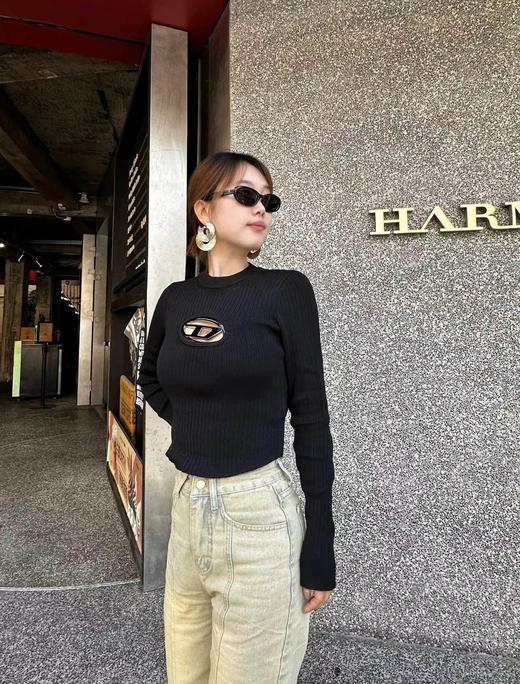 F032359针织镂空金属logo镂空字母金属针织长袖毛衣 商品图7