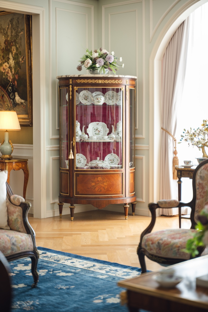 独角鹿西洋古董19世纪末法国出品路易十六风格铜鎏金雕饰火炬花环主题细木镶嵌大理石台面玻璃展柜