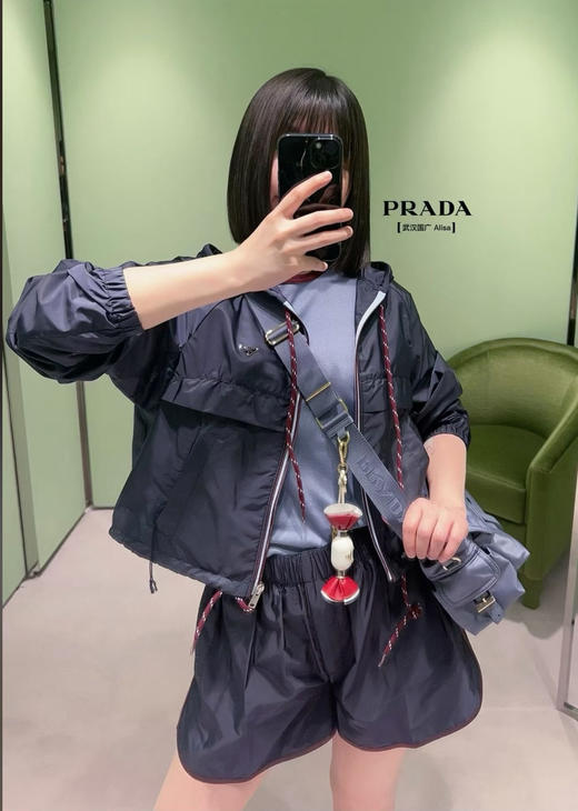 普拉达 最新款藏蓝色轻质尼龙连帽外套 商品图1
