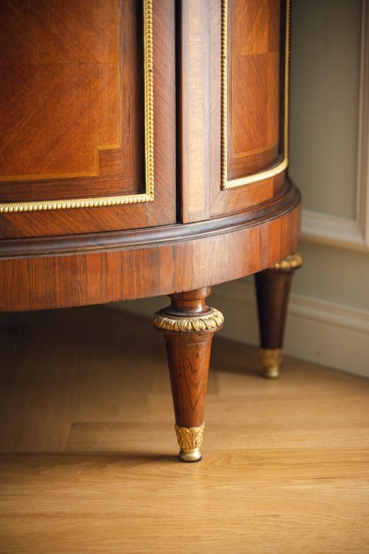 独角鹿西洋古董19世纪末法国出品路易十六风格铜鎏金雕饰火炬花环主题细木镶嵌大理石台面玻璃展柜 商品图8