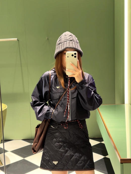 普拉达 最新款藏蓝色轻质尼龙连帽外套 商品图3