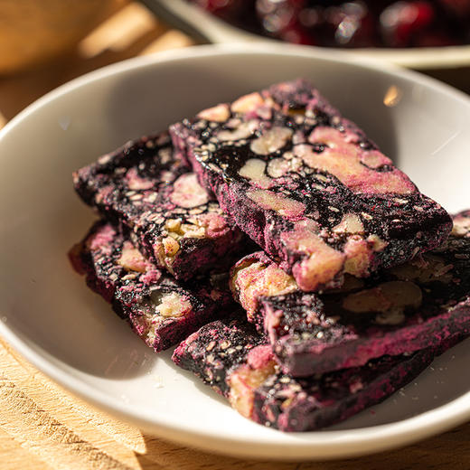 五黑莓果核桃糕以黑养黑，东方食养，气韵好配方 ，9 种食材精准搭配，五黑食材、果干、坚果比例协调，口感绵柔不腻，层次丰富，糯而不粘，入口如云朵般绵柔，轻咬回弹，香糯清甜，唇齿留香 商品图1