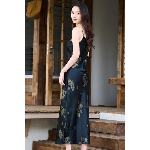 黑金梅花醋酸连衣裙 抓绉烫金提花压皱 米思阳2026春夏新款收腰显瘦醋纤内搭吊带裙女2933 商品图3