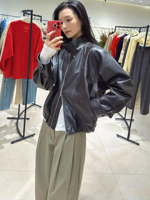 PU皮立领短款夹克外套 落肩宽松衣袖 透气舒适 光泽细腻 柔韧耐穿 自带复古滤镜 定制双向金属拉链头 慵懒随性 层次丰富 商品图2