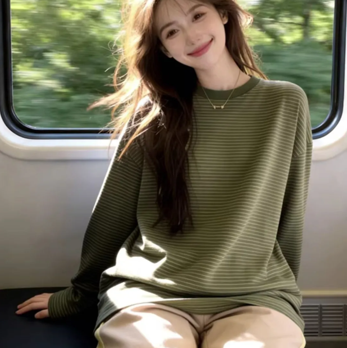 橄榄绿肌理条纹长袖T恤 ，定制定染步面，撞色钩织条纹，手感柔和厚实，显白百搭更时髦