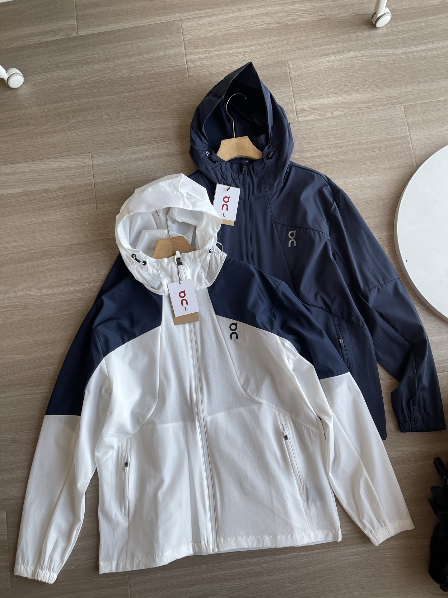 点此购买 On昂跑corejacket拼色系列春秋季男士户外弹力透气连帽外套 kad 343125