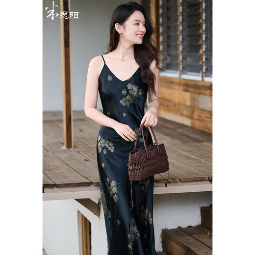 黑金梅花醋酸连衣裙 抓绉烫金提花压皱 米思阳2026春夏新款收腰显瘦醋纤内搭吊带裙女2933 商品图0