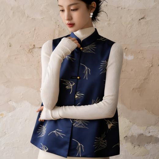 下单3-7天发货！HERA CHOLE 燕子竹叶撞色印花马甲 经典中式设计 门襟三粒复古盘扣 精致典雅 新中式韵味 百搭辨识度高 商品图0