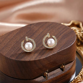 子佩集【珠潭映月】银S925珍珠惜王妃耳钉【XXED012】6mm珠镀金日月潭半环2601