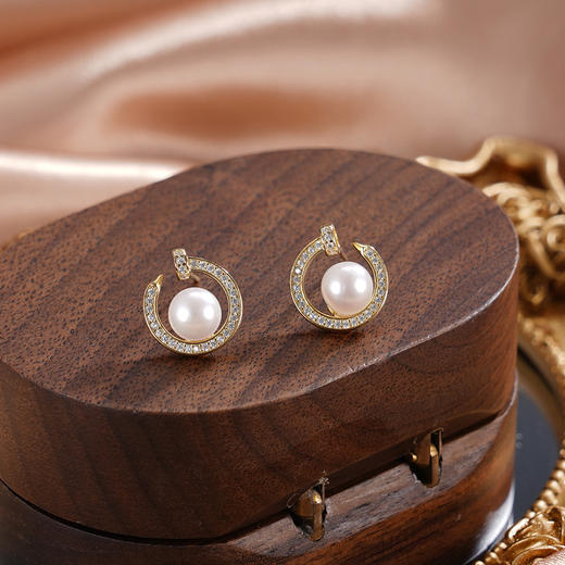 子佩集【珠潭映月】银S925珍珠惜王妃耳钉【XXED012】6mm珠镀金日月潭半环2601 商品图0