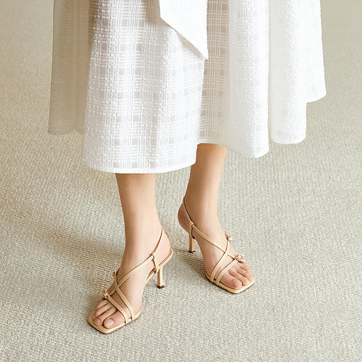 【上新】【静音系列】千百度法式细高跟鞋女2026夏季新款时装凉鞋A26381232 商品图3