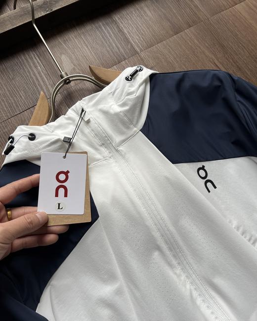 点此购买 On昂跑corejacket拼色系列春秋季男士户外弹力透气连帽外套 kad 343125 商品图12