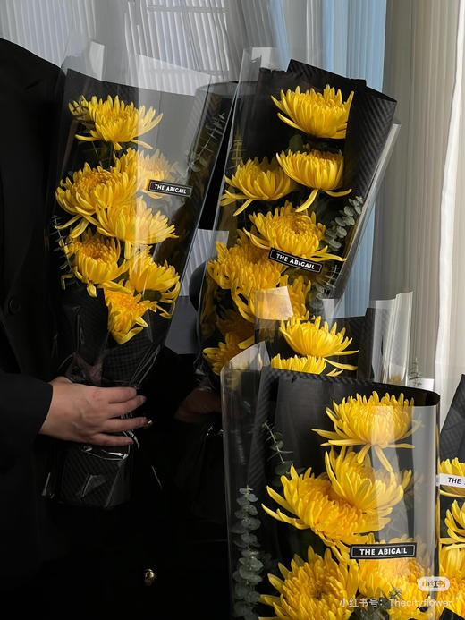 菊花花束 
与春天同行
思念与希望同在三个包装颜色可选都是11支菊花 商品图1