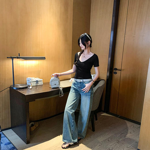 西遇莱赛尔V领短袖T恤女2026年夏季新款修身显瘦纯欲风短款上衣SS060238 商品图1