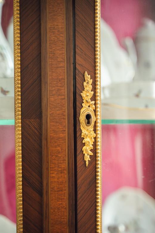 独角鹿西洋古董19世纪末法国出品路易十六风格铜鎏金雕饰火炬花环主题细木镶嵌大理石台面玻璃展柜 商品图6