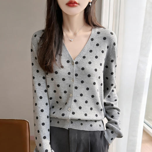 百媚生 无缝一线波点长袖针织开衫V领上衣NJR2-2192-48 商品图3