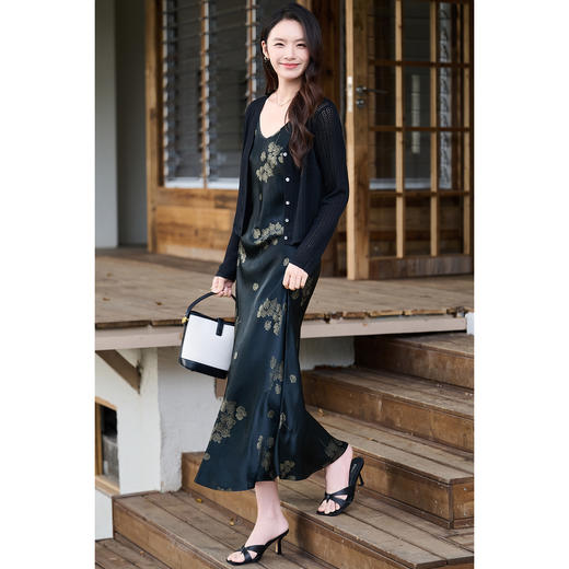 黑金梅花醋酸连衣裙 抓绉烫金提花压皱 米思阳2026春夏新款收腰显瘦醋纤内搭吊带裙女2933 商品图4