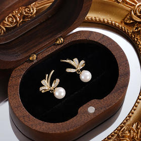 子佩集【幽兰皎月】银S925珍珠惜王妃耳钉【XXED014】6mm珠镀金兰花草双色蝴蝶结2601