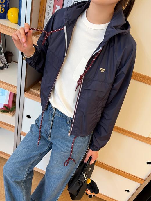 普拉达 最新款藏蓝色轻质尼龙连帽外套 商品图6