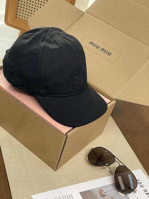 miumiu 缪缪  春夏休闲百搭简约帽子 LOGO刺绣潮流鸭舌帽 户外出行防紫外线遮脸遮阳帽 闺蜜 棉 棒球帽 男女同款情侣款 商品图3