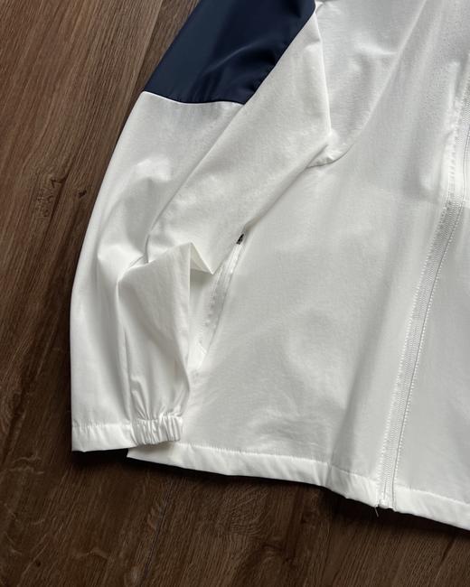 点此购买 On昂跑corejacket拼色系列春秋季男士户外弹力透气连帽外套 kad 343125 商品图8