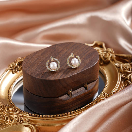 子佩集【珠潭映月】银S925珍珠惜王妃耳钉【XXED012】6mm珠镀金日月潭半环2601 商品图1