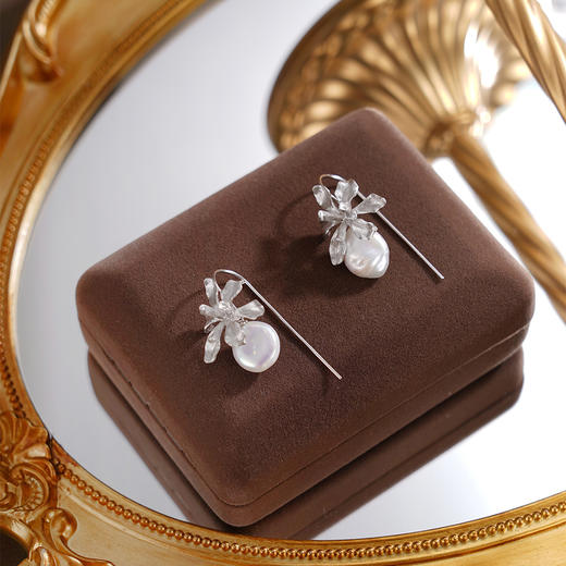子佩集【花开凝香】银S925珍珠惜王妃耳环【SPE0890001】11*13mm珠巴洛克U型兰花草插针2601 商品图1