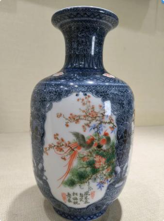 釉中彩青花开窗花鸟瓶 商品图1
