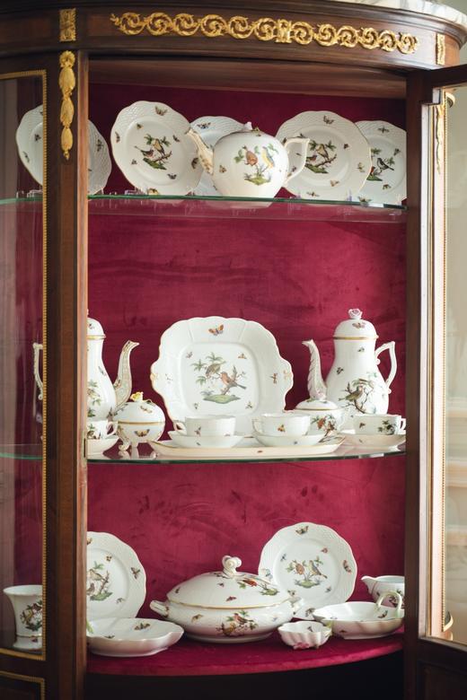 独角鹿西洋古董19世纪末法国出品路易十六风格铜鎏金雕饰火炬花环主题细木镶嵌大理石台面玻璃展柜 商品图5