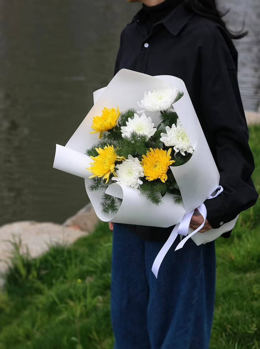 菊花花束 
梨花飘雪，年年如复
青山雨色，岁岁思亲