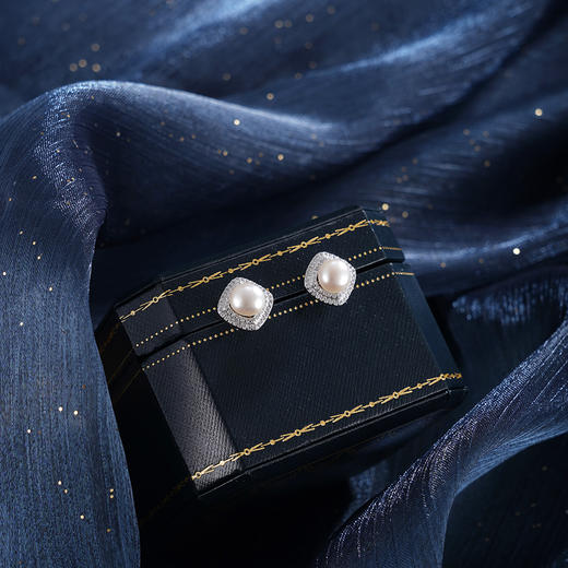 子佩集【芳华之梦】银S925珍珠惜王妃耳钉【SPE0570003】7.5mm珠方块2601 商品图1