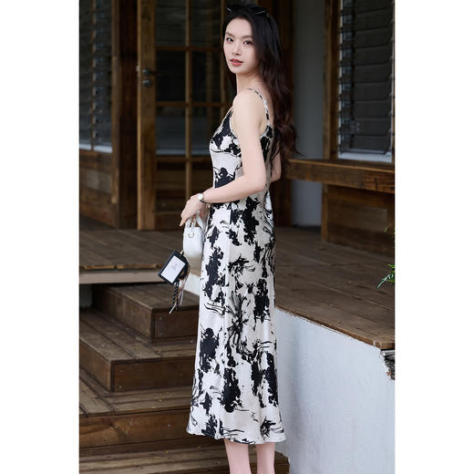 墨生花 米思阳2026春夏新款度假风醋酸缎面吊带连衣裙气质显瘦内搭裙子女3476/1038 商品图4