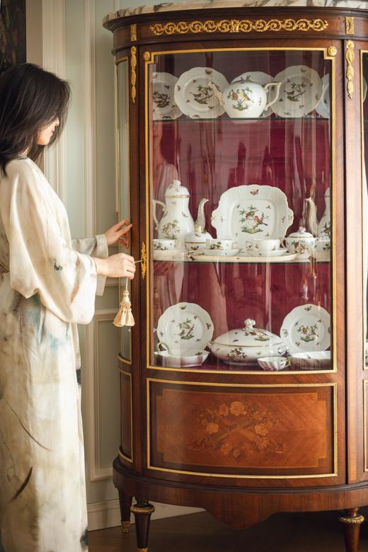 独角鹿西洋古董19世纪末法国出品路易十六风格铜鎏金雕饰火炬花环主题细木镶嵌大理石台面玻璃展柜 商品图2