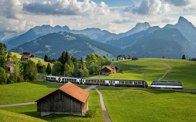 【国庆】<瑞士一地火车体验深度游纯玩10天（20人精品团）-深圳起止>马特洪峰+少女峰+喂土拨鼠体验+琉森湖游船+黄金列车+西庸城堡+奥林匹克博物馆+施皮茨+5大特色餐+蒙特勒湖边五星酒店