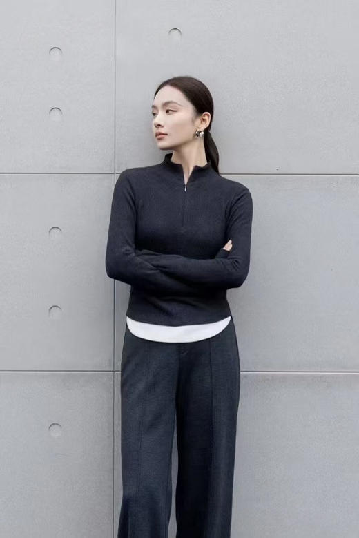 修身收腰小立领针织衫 经典烟灰调 + 极简剪裁 腰身收褶精准贴合腰腹曲线 遮肉显瘦 小立领 + 半拉链设计 假两件撞色下摆更有层次感 商品图4
