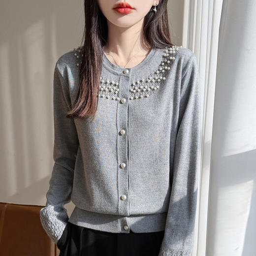 「自」全新升级【铂金会员119/天猫159/差价40】(23443)洛诗琳羊毛混纺圆领针织开衫2026春季钉珠镂空纯色空调开衫 商品图3