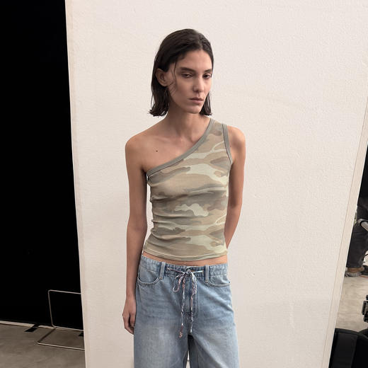 NUTH不对称斜领露肩迷彩印花修身单肩背心女（预售/发货时间同步天猫） 商品图4