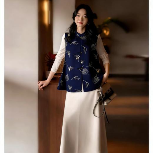 下单3-7天发货！HERA CHOLE 燕子竹叶撞色印花马甲 经典中式设计 门襟三粒复古盘扣 精致典雅 新中式韵味 百搭辨识度高 商品图2