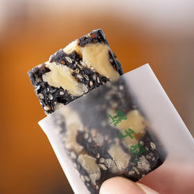 五黑莓果核桃糕以黑养黑，东方食养，气韵好配方 ，9 种食材精准搭配，五黑食材、果干、坚果比例协调，口感绵柔不腻，层次丰富，糯而不粘，入口如云朵般绵柔，轻咬回弹，香糯清甜，唇齿留香