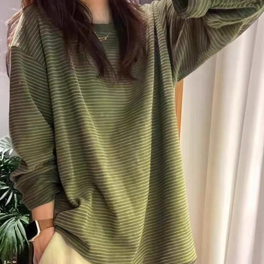 橄榄绿肌理条纹长袖T恤 ，定制定染步面，撞色钩织条纹，手感柔和厚实，显白百搭更时髦 商品图4