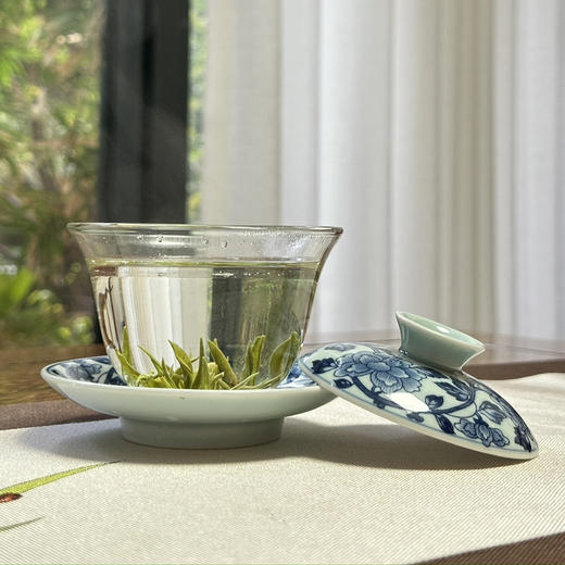 春茶上市｜【保靖·黄金茶】丙午马年头采素以“高氨基酸、高茶多酚、高叶绿素、高水浸出物质”和“香、绿、爽、醇”四高四绝品质特点闻名遐迩，一两黄金一两茶，馈赠自饮佳品，净重：200g（50g*4罐*1提 商品图1