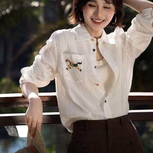 卷卷紫小马刺绣老钱风棉麻衬衣 棉麻混纺舒适亲肤透气 经典翻领修饰脖颈脸型 百搭时尚轻松打造老钱风既视感 商品图4