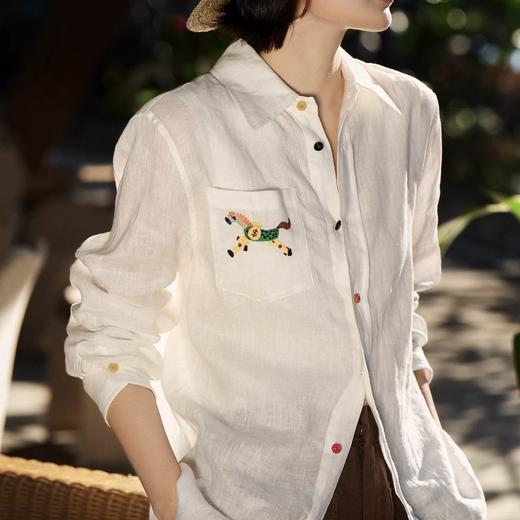 卷卷紫小马刺绣老钱风棉麻衬衣 棉麻混纺舒适亲肤透气 经典翻领修饰脖颈脸型 百搭时尚轻松打造老钱风既视感 商品图1