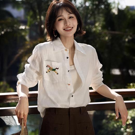 卷卷紫小马刺绣老钱风棉麻衬衣 棉麻混纺舒适亲肤透气 经典翻领修饰脖颈脸型 百搭时尚轻松打造老钱风既视感 商品图5