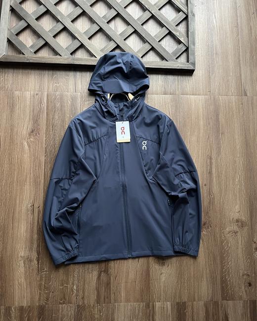 点此购买 On昂跑corejacket拼色系列春秋季男士户外弹力透气连帽外套 kad 343125 商品图2
