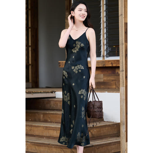 黑金梅花醋酸连衣裙 抓绉烫金提花压皱 米思阳2026春夏新款收腰显瘦醋纤内搭吊带裙女2933 商品图1