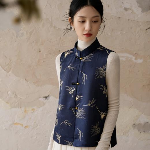 下单3-7天发货！HERA CHOLE 燕子竹叶撞色印花马甲 经典中式设计 门襟三粒复古盘扣 精致典雅 新中式韵味 百搭辨识度高 商品图3